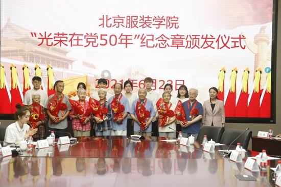 女朋友和女生关系不好，男生怎么处理和女生的距离？